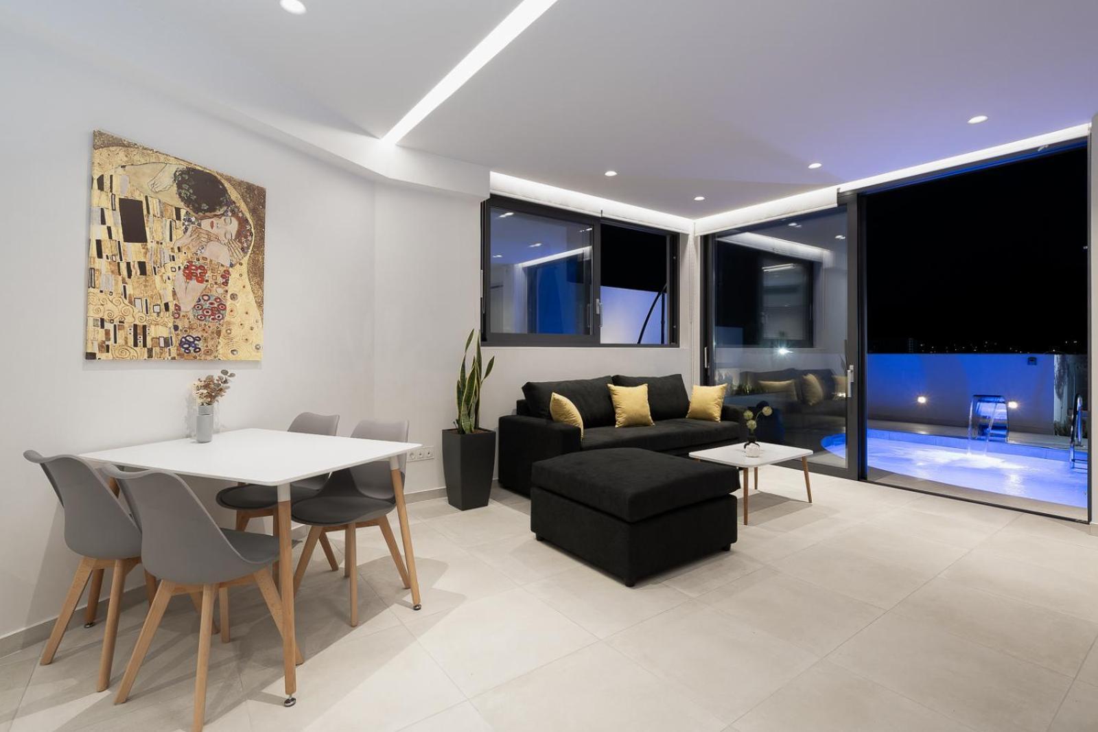 White Cliff Luxury Apartment *